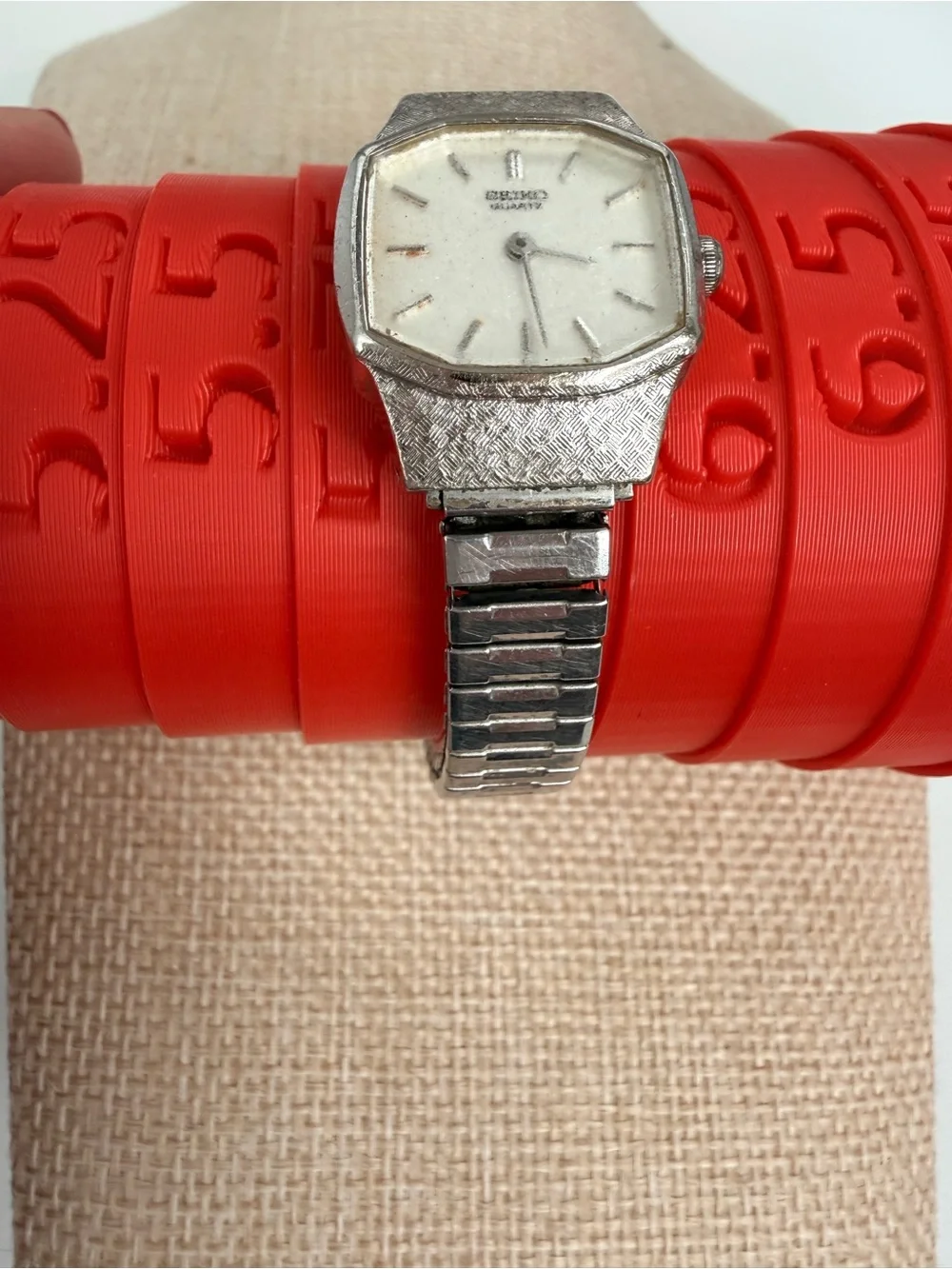 vintage Seiko quartz watch 4700 5109 70s tonneau case textured expansion band